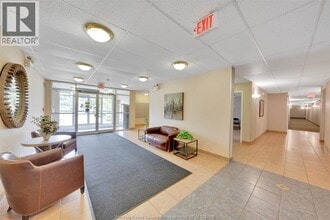 5000 Wyandotte St E in Windsor, ON - Building Photo - Building Photo