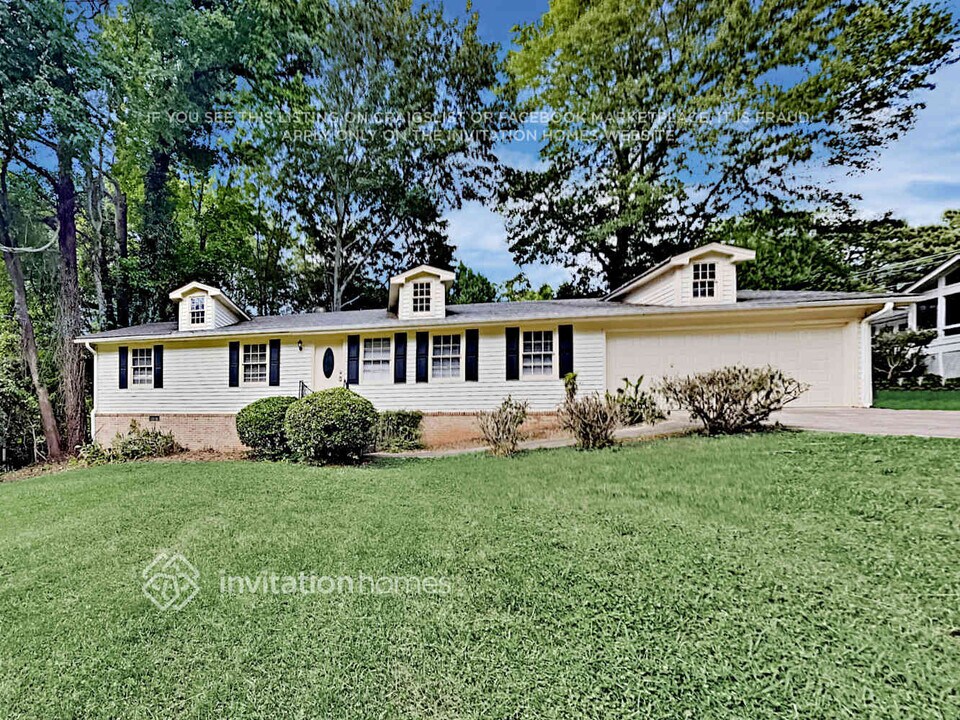 5811 Covered Wagon Trail SW in Lilburn, GA - Building Photo