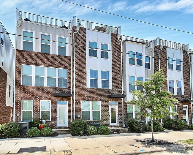 256 Parkwood Ave in Charlotte, NC - Foto de edificio - Building Photo