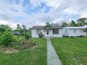 409 N Parrish St in Angleton, TX - Building Photo - Building Photo