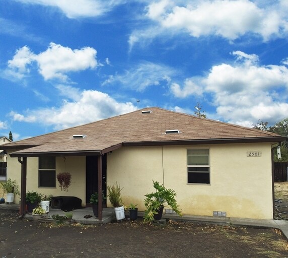 The Cottage Homes in Stockton, CA - Building Photo