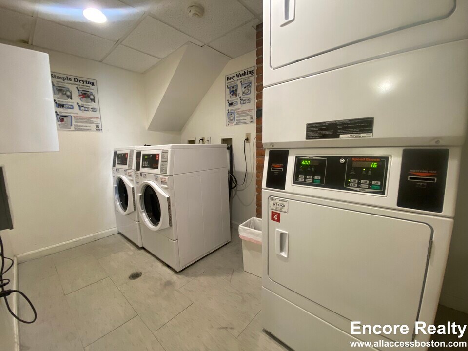 111 Park Dr in Boston, MA - Foto de edificio