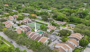 7065 SW 67th Ave, Unit # 13 in South Miami, FL - Foto de edificio - Building Photo