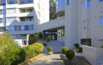 White Rock Square Ii in White Rock, BC - Building Photo - Building Photo