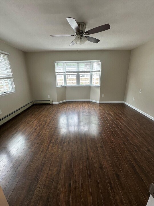 1566 Roosevelt Ave in Bohemia, NY - Building Photo