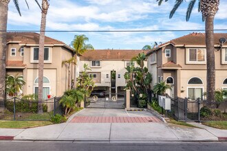 Palermo Townhouse in Costa Mesa, CA - Foto de edificio - Building Photo