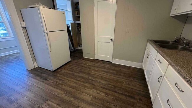 8 Prospect St, Unit FM in Easthampton, MA - Foto de edificio - Building Photo