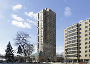 Cedar High Apartments in Minneapolis, MN - Building Photo - Building Photo