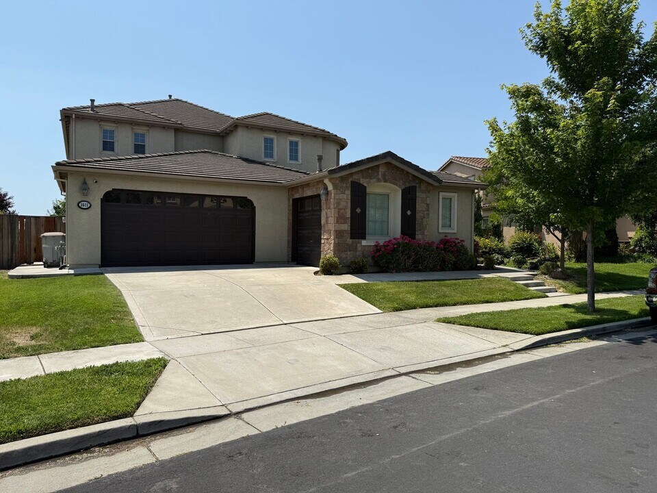 3533 Bridgeway Lakes Dr in West Sacramento, CA - Building Photo