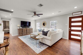 1838 Saxon Dr in Houston, TX - Foto de edificio - Building Photo