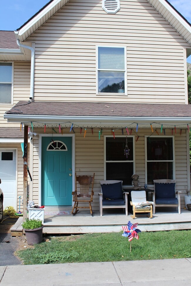 property at 185 Caywood Ct