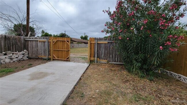2604 Quince Ln in McAllen, TX - Foto de edificio - Building Photo