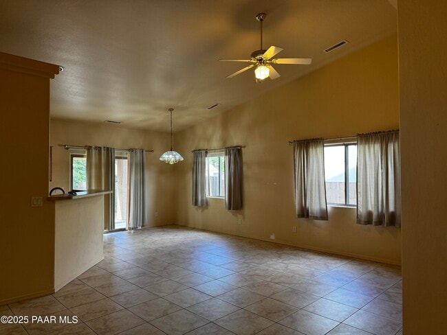 6830 E Sandhurst Dr in Prescott Valley, AZ - Foto de edificio - Building Photo