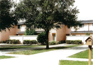 6950-6962 Trout St in Tampa, FL - Building Photo - Building Photo