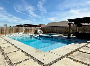 2093 Cortner St, Unit 4 in Hanford, CA - Building Photo - Building Photo