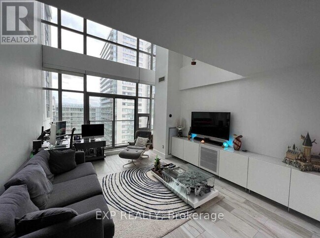 637 Lake Shore Blvd W in Toronto, ON - Building Photo - Building Photo