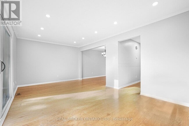 890 Cahill Dr W in Ottawa, ON - Building Photo - Building Photo