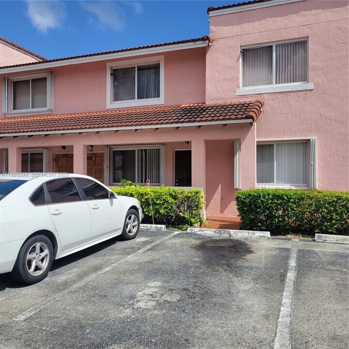 8019 Lake Dr in Doral, FL - Foto de edificio