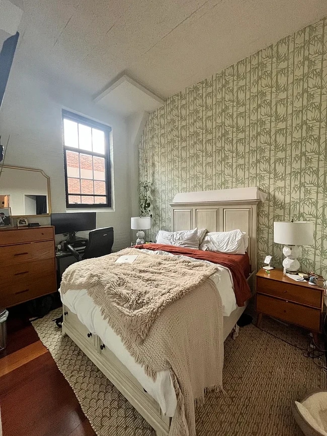 2429 Locust St, Unit 421 in Philadelphia, PA - Foto de edificio - Building Photo