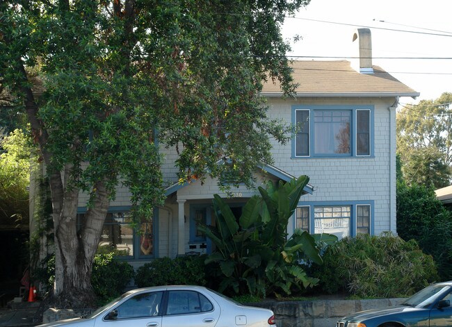 230 W De La Guerra St in Santa Barbara, CA - Foto de edificio - Building Photo