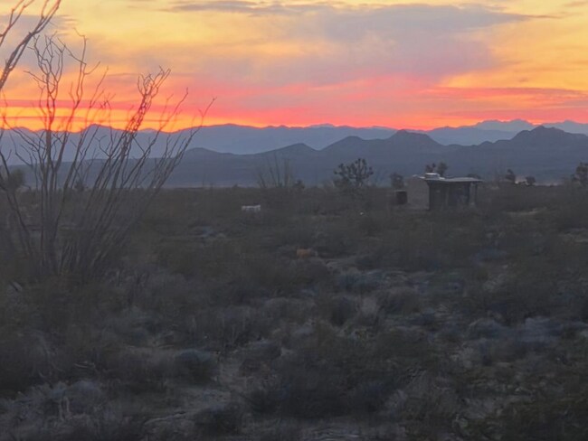 15231 S Wild Bill Rd in Yucca, AZ - Building Photo - Building Photo