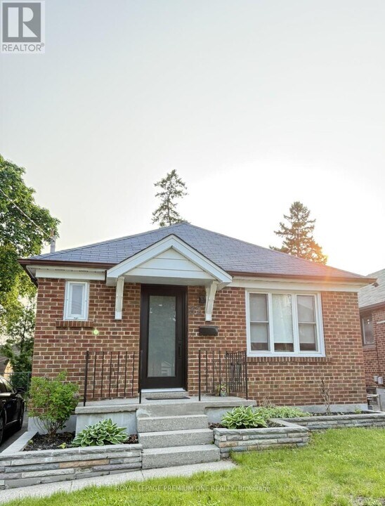 32 Rothsay Ave in Toronto, ON - Building Photo