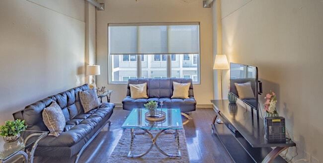 550 W Peachtree St NW