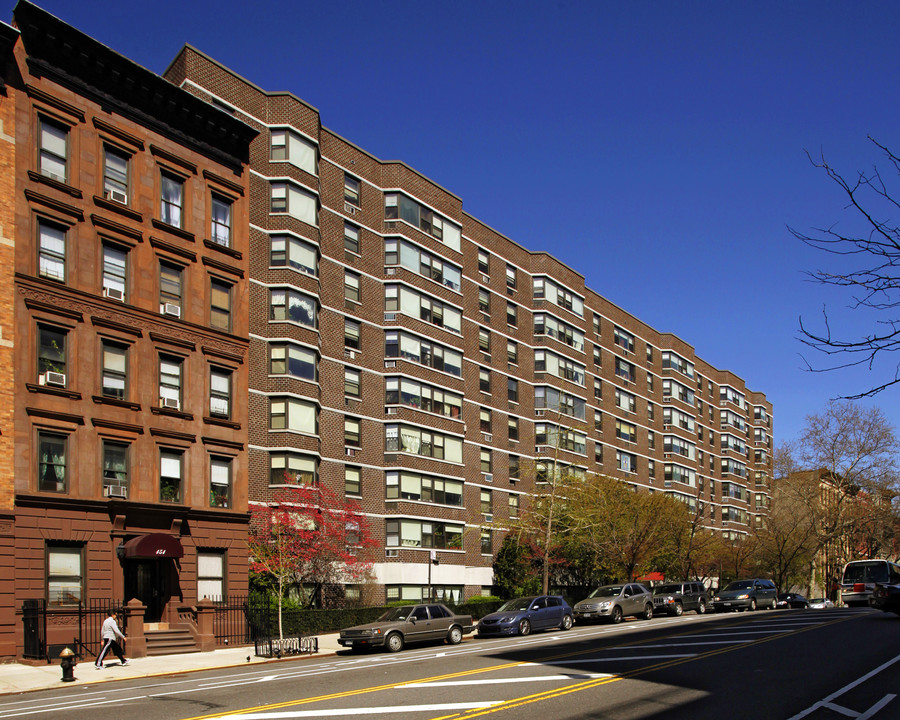 Red Oak Apartments in New York, NY - Building Photo