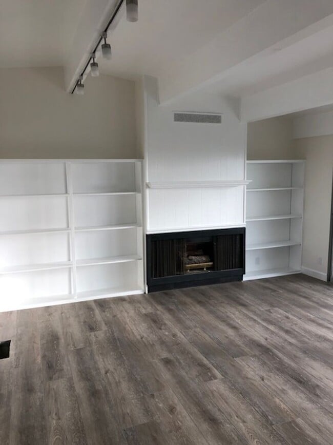 745 Domingo Dr in Newport Beach, CA - Building Photo - Building Photo