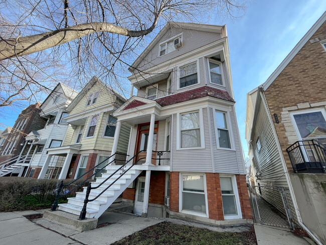 property at 3441 N Oakley Ave