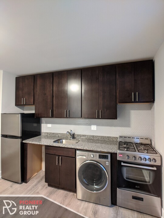 423 W Belden Ave, Unit B106 in Chicago, IL - Building Photo