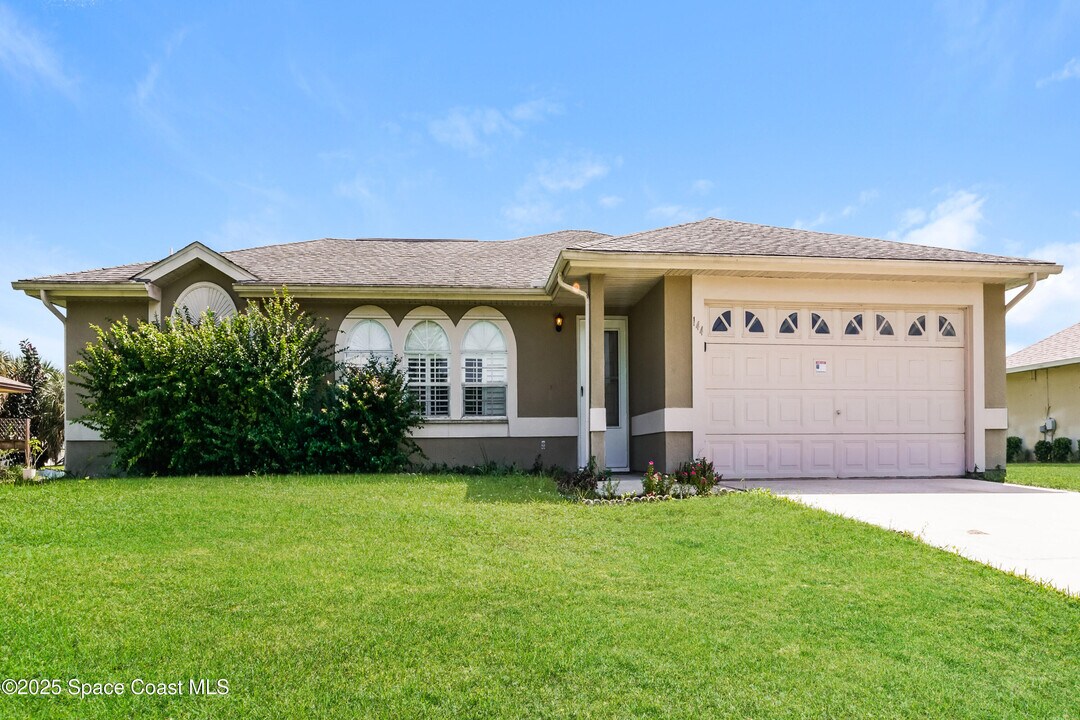 144 Chaloupe Terrace in Sebastian, FL - Building Photo