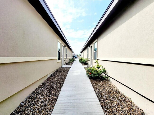 17 Taft St in Progreso Lakes, TX - Building Photo - Building Photo