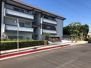 11285 Charnock Rd, Unit 9 in Los Angeles, CA - Building Photo - Building Photo