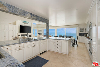 21460 Pacific Coast Hwy in Malibu, CA - Building Photo - Building Photo