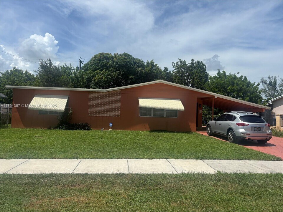 1245 NW 186th St in Miami, FL - Building Photo