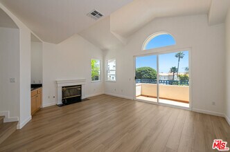 6465 Zuma View Pl in Malibu, CA - Foto de edificio - Building Photo