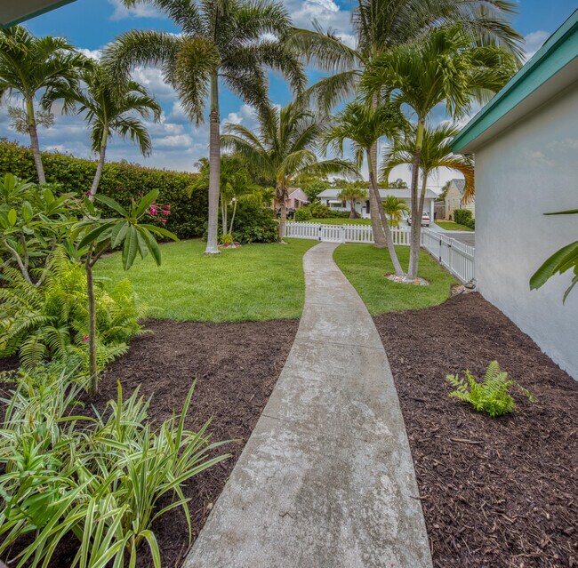 1218 N Ocean Breeze in Lake Worth Beach, FL - Foto de edificio - Building Photo