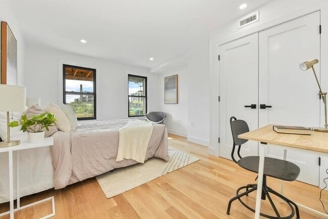 142 Chelsea St, Unit #1 in Boston, MA - Building Photo - Building Photo