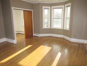 741 Somerville Ave, Unit 1 in Somerville, MA - Foto de edificio - Building Photo