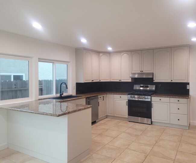 2557 Felinda Way in Oceanside, CA - Building Photo - Building Photo