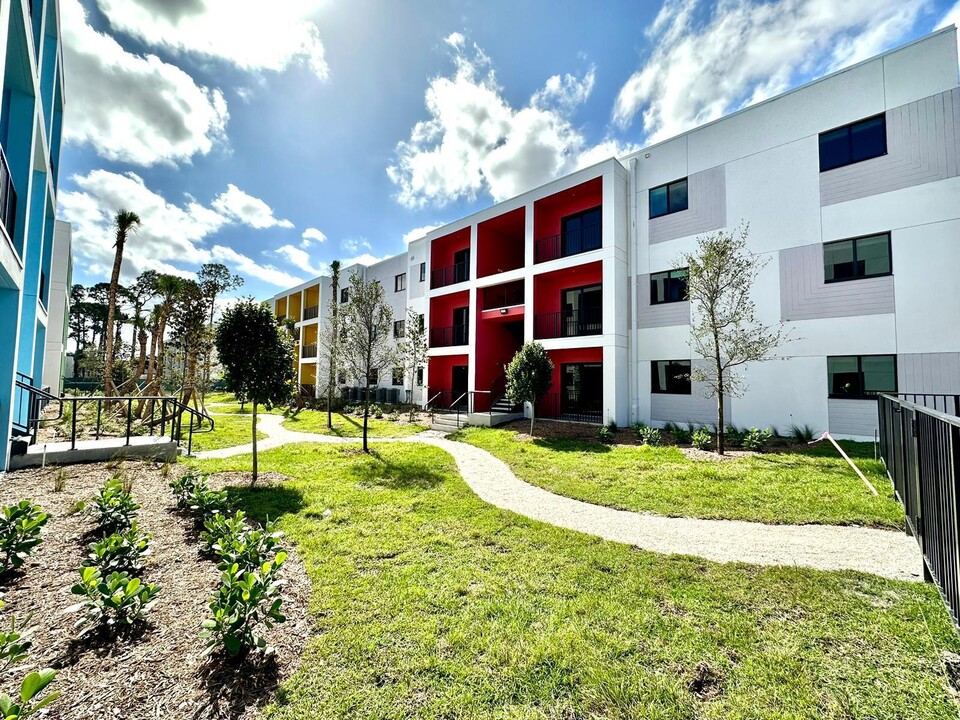 4290 Lakewood Rd-Unit -101 in Lake Worth, FL - Building Photo