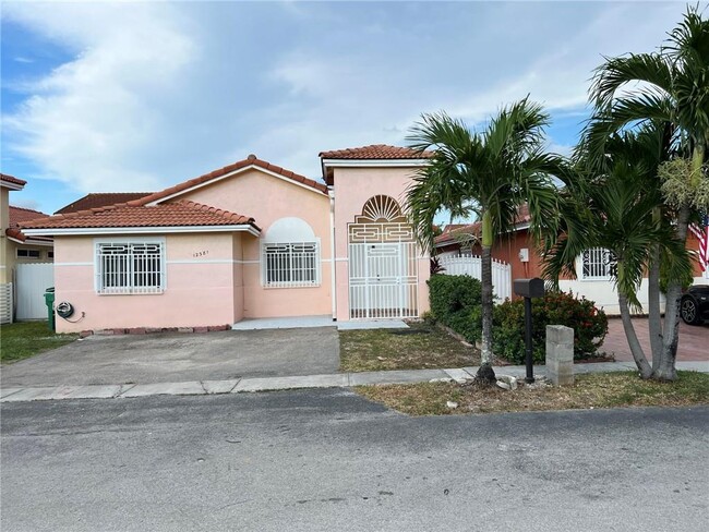 12381 NW 97th Pl in Hialeah Gardens, FL - Building Photo - Building Photo