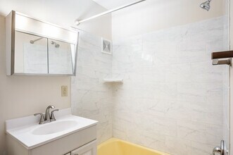Flats at Middleton Shores in Middleton, WI - Foto de edificio - Interior Photo