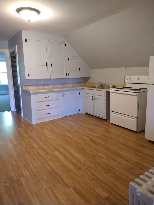 337 Lisbon St, Unit 2 in Lewiston, ME - Building Photo - Building Photo