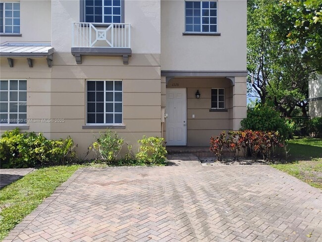 1115 Lucaya Dr in West Palm Beach, FL - Foto de edificio - Building Photo
