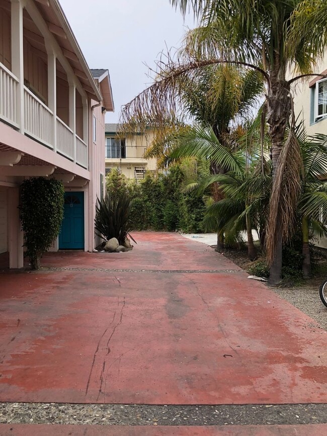 6564 Del Playa Dr in Goleta, CA - Building Photo - Building Photo