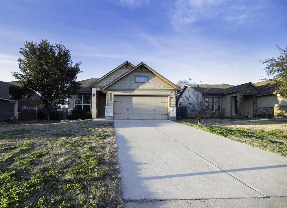 1909 Maize Ct in Brenham, TX - Building Photo