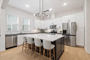 2206 Lou Ellen Ln in Houston, TX - Building Photo