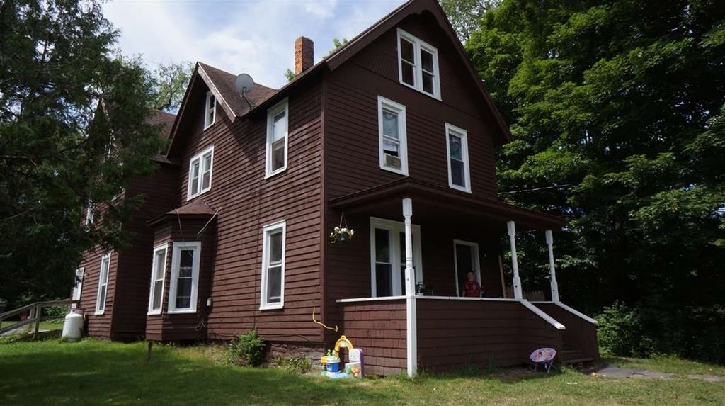 15 Brown St in Livingston Manor, NY - Foto de edificio